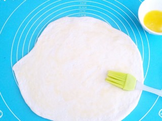 手撕炼奶包,均匀的涂上一层炼奶和黄油，黄油要留一些出炉后刷面。