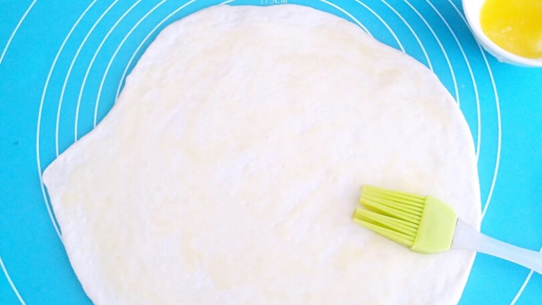 手撕炼奶包,均匀的涂上一层炼奶和黄油，黄油要留一些出炉后刷面。