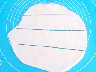手撕炼奶包,用切面刀切上几刀。