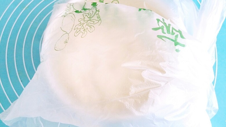 手撕炼奶包,装入方便袋进行保湿发酵。
