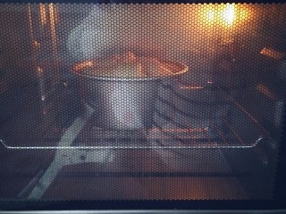 手撕炼奶包,烤箱预热180度，中下层，上火175度，下火190度，20分钟。中途我还加盖了锡纸，