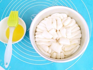 手撕炼奶包,发酵好的生胚，表面刷一层蛋液。