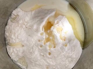 Q弹奶黄冰皮月饼,冰皮粉、炼奶、牛奶、玉米油混合在一起