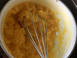 Q弹奶黄冰皮月饼,然后放入烧开水的锅中盖上锅盖蒸5分钟左右，开始用打蛋器不断搅拌，使奶黄糊均匀
