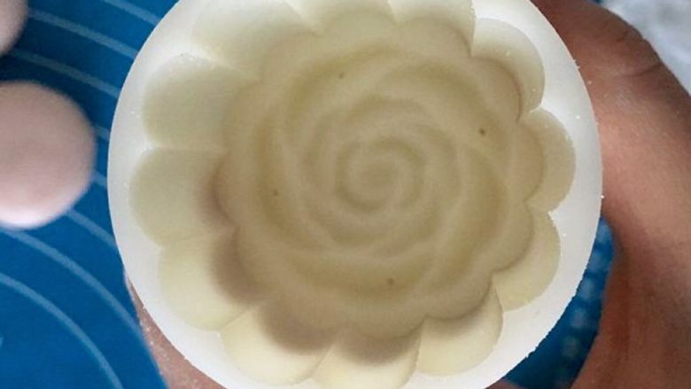 Q弹奶黄冰皮月饼,月饼模具内我用白油稍微涂了一下防止粘，又稍撒了一些糕粉
