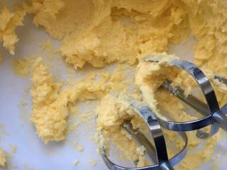 Q弹奶黄冰皮月饼,黄油室温软化后加白砂糖用打蛋器打发到蓬松状态