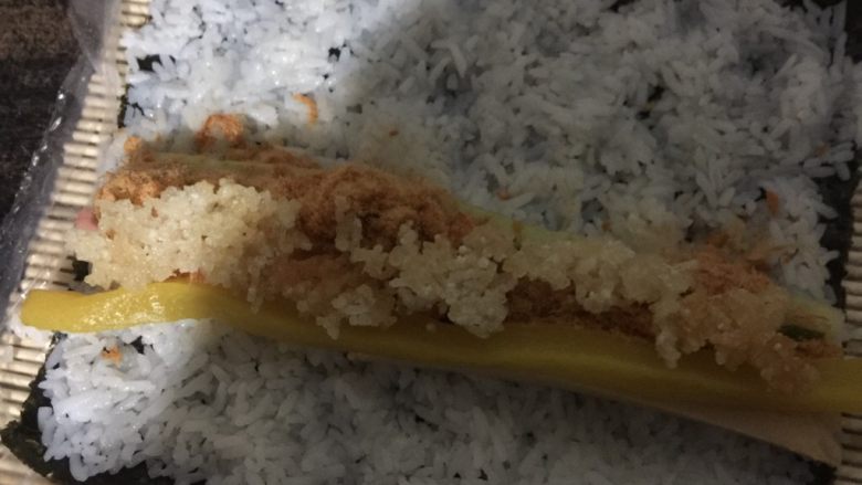 小米寿司,所有食材铺好，当然，小米寿司，千万不要忘了放炸好的米饭。不然就没有卡蹦脆了。