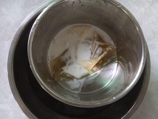 海洋椰风慕斯蛋糕,泡软的吉利丁倒点椰浆隔水溶化。