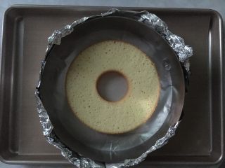 海洋椰风慕斯蛋糕,8寸慕斯圈包上一层锡纸，用烤盘托底，放上一片蛋糕坯。