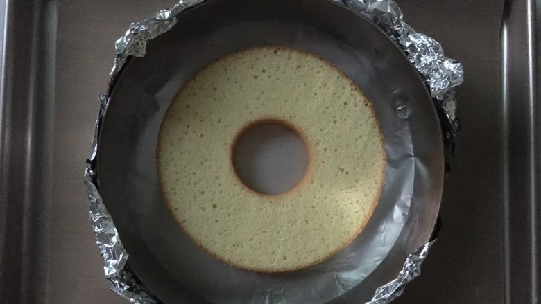海洋椰风慕斯蛋糕,8寸慕斯圈包上一层锡纸，用烤盘托底，放上一片蛋糕坯。
