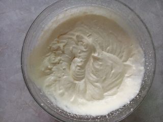 海洋椰风慕斯蛋糕,淡奶油打发6分发如图。