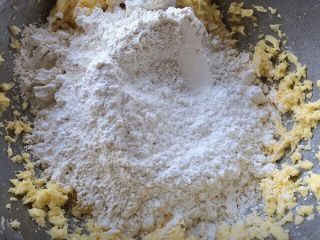香葱曲奇饼干,加入低筋面粉与玉米淀粉搅拌至无干粉状。