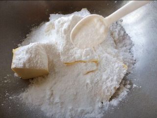 香葱曲奇饼干,黄油提前拿到温室软化，软化好后加入糖粉跟盐。