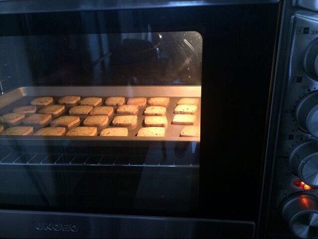 香葱曲奇饼干,烤箱提前预热10分钟，上火180度，下火165度，中层，烤20分钟左右。