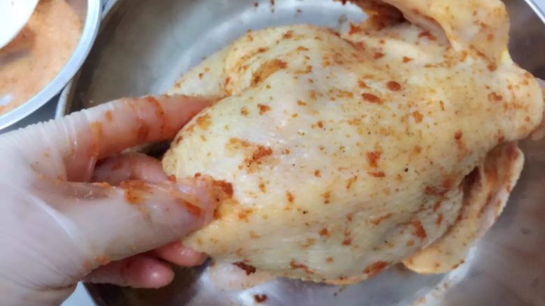 烤香蒜紙包雞,將粉料塗沫全雞內外 