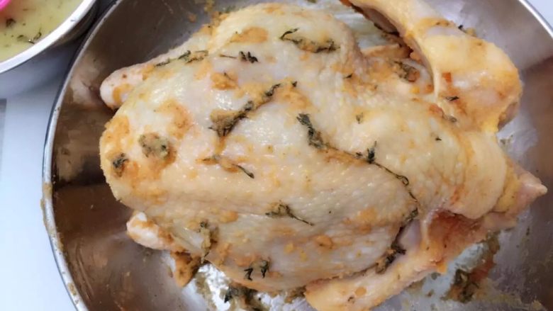 烤香蒜紙包雞,將混合好的黃油均勻抹上雞