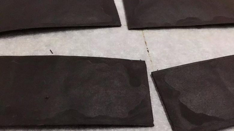 法式巧克力千層派 -- 西原金藏,巧克力薄片：將黑巧克力隔熱水融化 倒在烘焙紙上 抹平約1mm厚 待乾後切成9cm x 4cm大小的長方塊（巧克力在待乾狀態下 即還沒完全乾透時切最工整 完全乾透後切容易碎）