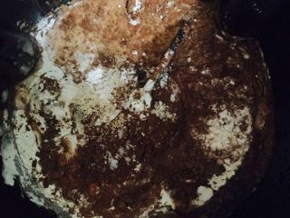 可可麻薯软欧,将除黄油盐以外的材料放入揉面桶里  揉面20分钟后加入黄油和盐