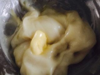 可可麻薯软欧,拿出放入黄油    可以放一会会不太烫手的时候  把黄油揉进去