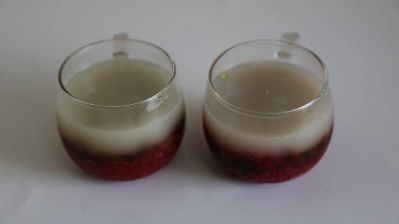 荔枝树莓布丁,倒入荔枝布丁液，放冰箱冷藏凝固