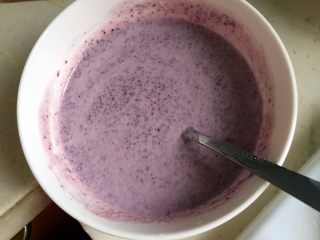 水果彩虹慕斯,把1/4的酸奶奶油糊与蓝莓果泥混合