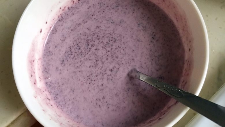 水果彩虹慕斯,把1/4的酸奶奶油糊与蓝莓果泥混合