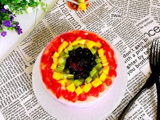 水果彩虹慕斯,把水果粒装饰在蛋糕表面