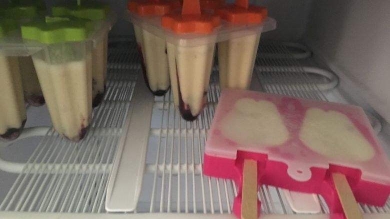 【香蕉蓝莓雪糕】冰爽一夏,将模具轻轻震动下，然后放入冰箱冷冻保存一晚