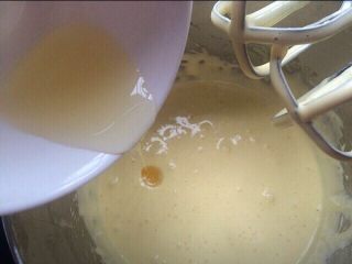 虎皮菠菜蛋糕卷,再加入玉米油继续用电动打蛋器搅打。