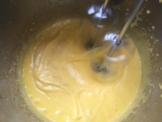 虎皮菠菜蛋糕卷,拿一个大一些的盆放入适量的温水60度左右，把放了蛋黄的打蛋盆隔着放入温水中，再加入玉米淀粉，细砂糖到蛋黄中搅打至细砂糖完全融化。