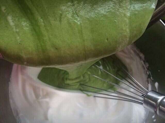 虎皮菠菜蛋糕卷,再把面糊倒入剩余的蛋白霜中，用切拌的手法或上下搅拌的手法混合均匀。