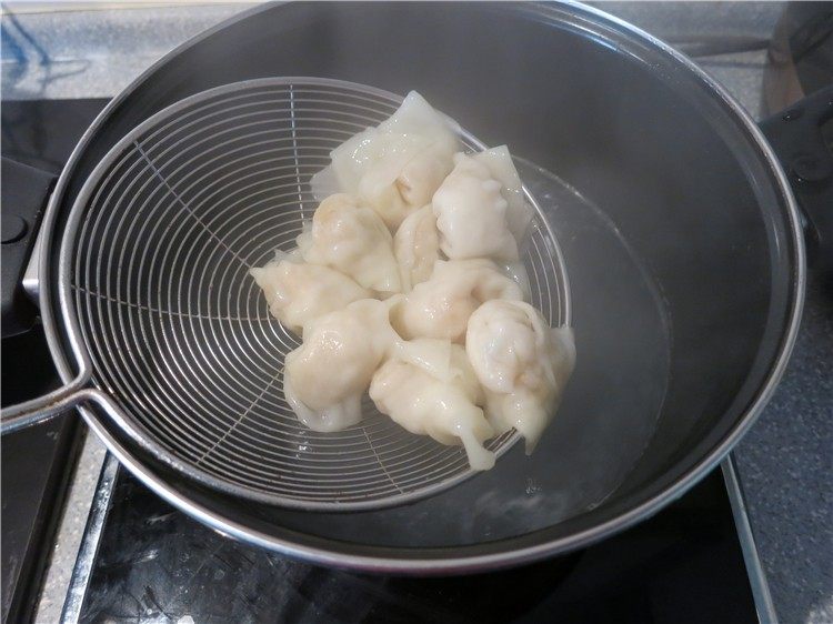 鲜虾鸡汤馄饨,再次开锅馄饨就煮好了捞起