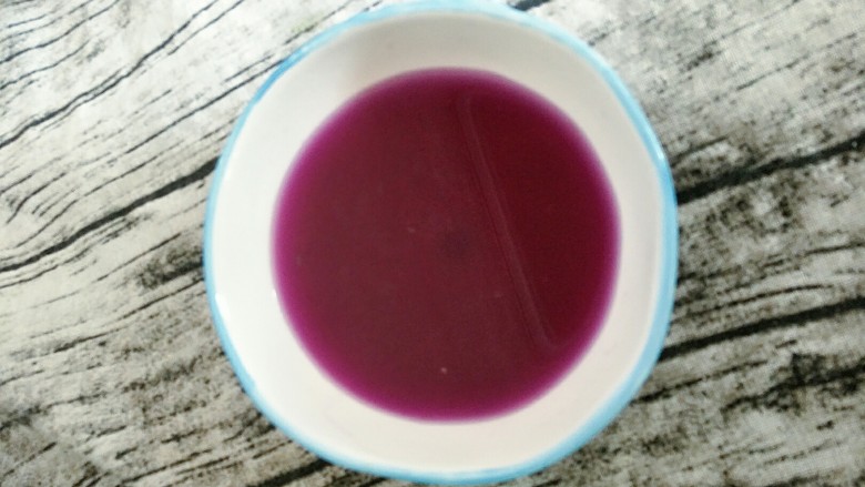 萌化你的心草莓饭团,倒入一滴白醋，紫甘蓝汁就会变成粉红色，喜欢紫色的可以不放醋