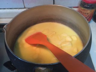 酥皮泡芙,中火加热，直到到黄油完全融化，液体完全沸腾，关火