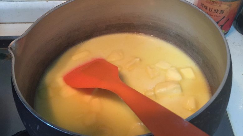 酥皮泡芙,中火加热，直到到黄油完全融化，液体完全沸腾，关火