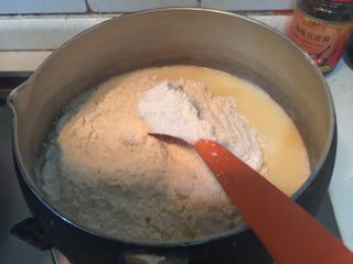 酥皮泡芙,迅速倒入过筛好的低筋面粉搅拌