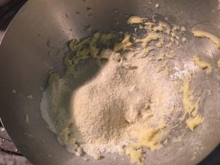 酥皮泡芙,将35克低筋面粉和10克杏仁粉混合筛入到拌好的黄油中