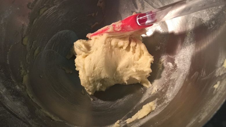 酥皮泡芙,将其用刮刀拌匀，这样酥皮面团就做好了，把面团放入冰箱冷藏30分钟（以便更好操作）