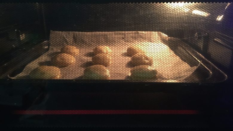 酥皮泡芙,放入预热好的烤箱中层，200度烤约30分钟