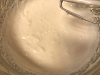 棉花糖酸奶冰淇淋蛋糕,打发至5分即可，稍稍粘稠。