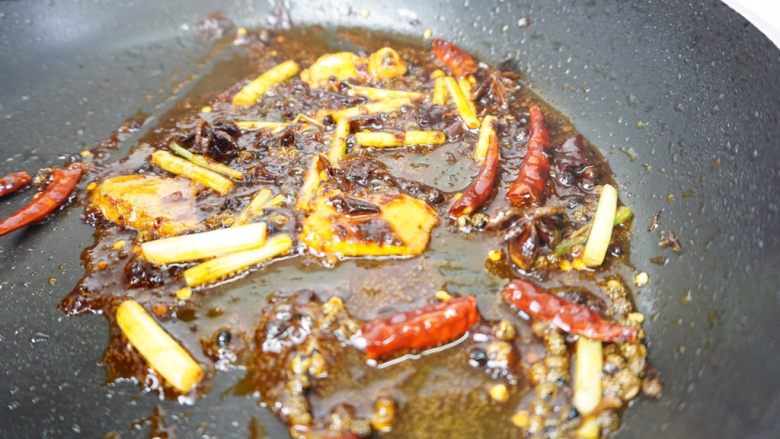 干锅土豆,锅里倒油炒香干锅料，炒香大料和葱姜蒜。
