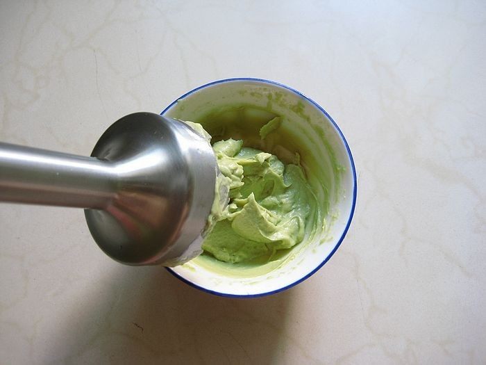 牛油果紫菜包饭：适合夏季的高营养清爽主食,3.	再用搅拌器搅打成细腻的果泥。