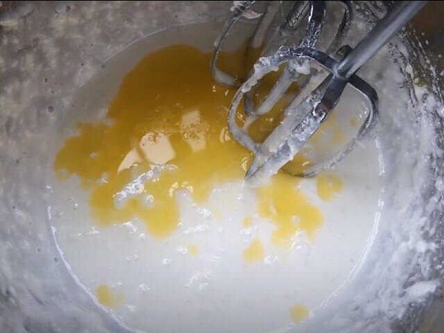 法式牛扎糖-水饴版,水饴浆打匀后加入黄油继续打匀。