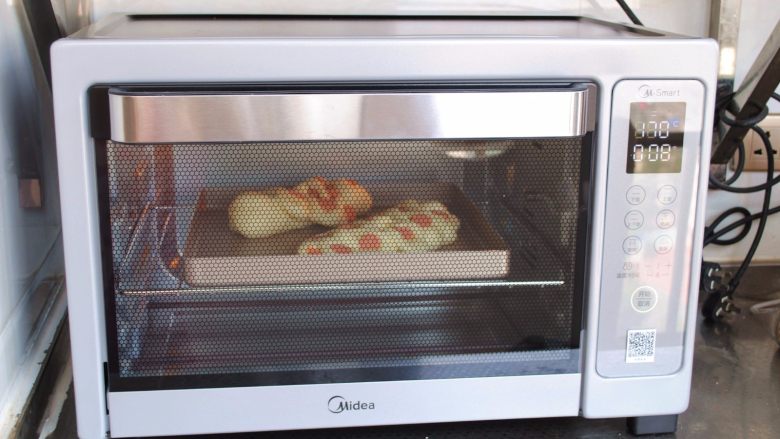 香肠面包,放入烤箱中，170度烤10分钟。