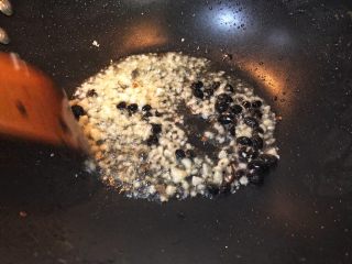 超满足便当（7）,锅内放少许油 放入蒜末和豆豉爆香