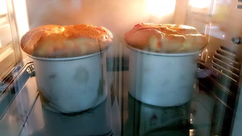 YOKU MOKU之檸檬奶油戚風蛋糕,馬上送入已預熱170度烤箱下層 烤約40分鐘（請根據自家烤箱脾氣調整時間與溫度）出爐後馬上取出再震幾下馬上倒扣至涼