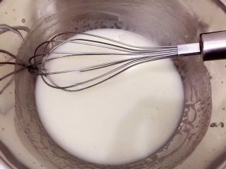 YOKU MOKU之檸檬奶油戚風蛋糕,制作檸檬戚風蛋糕：將4個蛋黃蛋白分開 牛奶、色拉油、15g砂糖放大碗攪拌至砂糖溶解 