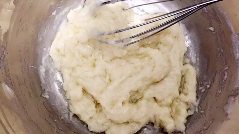 YOKU MOKU之檸檬奶油戚風蛋糕,篩入低筋麵粉、玉米澱粉用刮刀切拌混合均勻（不要過度攪拌）