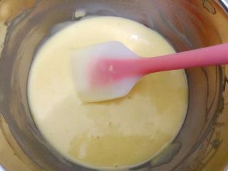 YOKU MOKU之檸檬奶油戚風蛋糕,加入4個蛋黃拌勻 加入檸檬汁、檸檬皮屑拌勻
