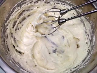 YOKU MOKU之檸檬奶油戚風蛋糕,制作檸檬奶油霜：將75g檸檬凝乳放入攪拌碗中 加入砂糖 黃油切小塊分2次加入攪打至蓬鬆羽毛狀